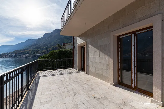 Eine luxuriöse dreistöckige Villa in erster Meereslinie in Kotor